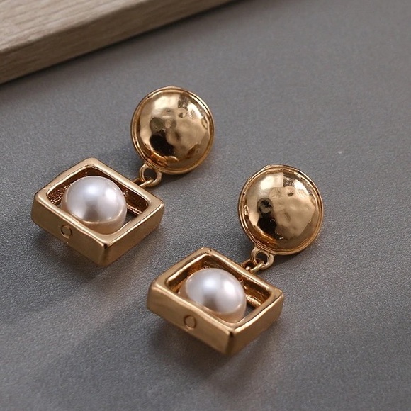 Jewelry - 🌟LAST ONE✨Gold Drop Earrings with Pearl 🌟